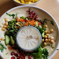 Hummus-Bowl mit Tahini-Sauce und Pommes als Beilage at SimSim in Reutlingen