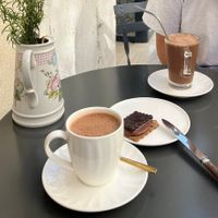 Chocolat chaud et chocolat chaud frappé at La Cabosse Enchantée in La Rochelle