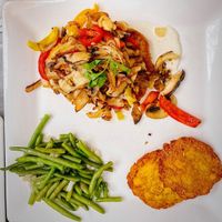 Veganes Sojaschnitzel mit Pfeffersosse an Bohnen, Pilzen und Paprika mit Berner Rösti   at Zum Hexenhäuschen in Gelsenkirchen