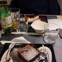 In primo piano un Brownie vegan alla banana molto buono! In secondo piano una cheesecake cotta vegetariana at Osteria di Fuori Porta in Padua