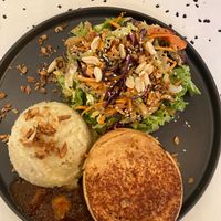 Vegan pie with mashed potato, chutney, and salad at Pie Me Cafe am Frankenbad in Bonn
