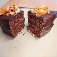 Peanut caramel slice (4.45 to go, else 5.95) at Streiter in Kassel