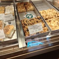 Veganer Zwetschgenkuchen mit streuseln at Streiter in Kassel