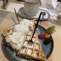 Vegane Waffel mit Puderzucker und Veganer Sahne  at Pittis CaféBar Föhr in Wyk Auf Foehr