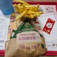 The menu costs 7300 won (5€) at Lotteria in Gyeongju
