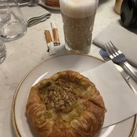 pastries (cinnamon roll & spandauer) and a latte macchiato  at Bistro Verde in Copenhagen