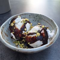 Dänisches Vanilleeis mit Schokosoße und Pistazien at Bistro Verde in Copenhagen