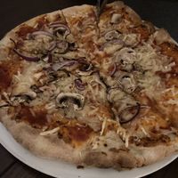 Fungi pizza vegan  at CARINO Vegetarisches Restaurant & Weinbar in Hamburg