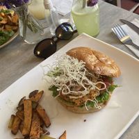 Hamburguesa de quinua. Excelente lugar para compartir con familia y amigos!  at Shugaa Salon De Te in Tacna