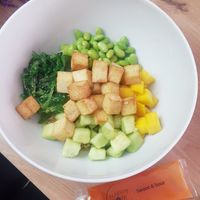 Wakame, edamame, toku, mango and cucumber on a bed of quinoa at Happy Bowl Sion in Sion