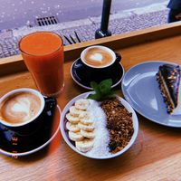 Smoothie, Cappucino, Bowl und Snicker Torte zum Frühstück  at Funk You Natural Food in Berlin