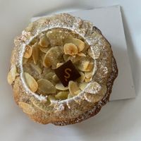 Crostatina monoporzione con pesche ricoperta da scaglie di mandorle   at Sucrà Pasticceria in Turin