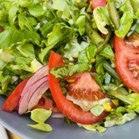 Insalatona veganizzata con aggiunta di fagiolini e patate   at Lo Spuntino in Loano