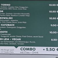 Speisekarte mit einem veganen Burger at Jones in Voehringen