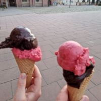 Himbeereis und Zartbitter at Eiscafé - Pizzeria Limone in Freudenstadt