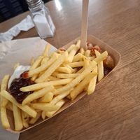 Vegan currywurst with normal fries at Pommes Freunde - Hauptbahnhof in Munich