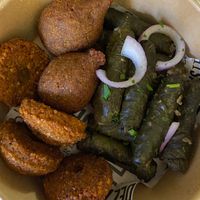 Mix Arabe vegano (falafel, hojas de parra y kubbe). Venía con pita y varias salsas.  at Siraj Shawarma in Santiago