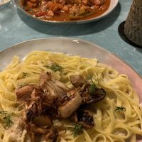 Hauptgang: Pasta Meeresfrüchte und Ungarisch Ragout (Pasta war perfekt, Meeresfrüchte hätten bisschen „fischiger“ sein dürfen; Ungarisch Ragout wie bei Mama nur vegan :))  at blattwerk in Freiburg