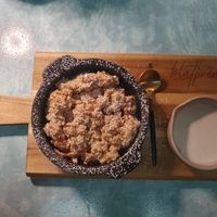 Apple Crumble mit Vanille Soße at blattwerk in Freiburg