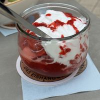 ErdbeerbecheErdbeer  at Eisstübchen in Gehrden