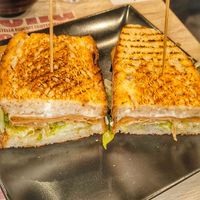 Zingara Ischitana vegana, con prosciutto Vegan, mozzarella, maionese e insalata at Burger's Bró in Naples