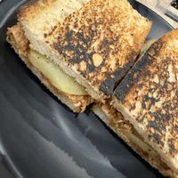 Zingara con provola, pulled pork 3D e patate al forno (l’aspetto è meno bello del sapore purtroppo, ma è stato buonissimo)  at Burger's Bró in Naples