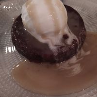 Bolo de tâmaras com gelado at Espécie in Porto