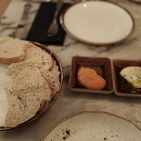 Pan y dips at Espécie in Porto