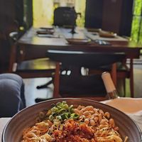 Noodles com shiitake e molho de amendoim. at Espécie in Porto