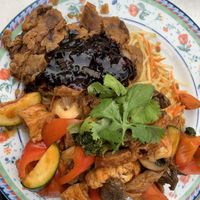 Gebratene Nudeln mit gebackener „Ente“ und Gemüse  at Vegan Gesund in Hannover