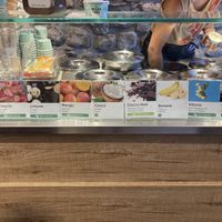 Helados veganos de fresa, limón, mango, chocolate negro y plátano-kiwi  at Bar Heladeria Al Peccato Di Gola in Bermeo