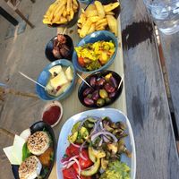 Vegan: Steakhouse-Pommes, Oliven, Spitzkohl-Gemüse, Ceviche-Salat mit Guacamole, Süß-Scharfer Blumenkohl at Taparazzi Restaurant Prerow in Prerow