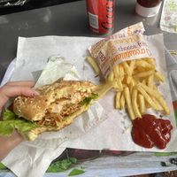 No Chicken Burger mit Pommes😄So supergeil, dass ich erst während des Essens an ein Foto dachte  at Food & Friends Food Truck in Sao Miguel