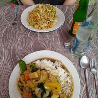 Nr.7 Bami Gai (ohne Fleisch mit Tofu), Nr.10 Pad Kra Pau Nüa (ohne Fleisch mit Tofu) at Ton Kun - Kiosk in Muehldorf