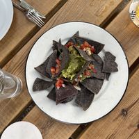 Guacamole con totopos (entre el poco guacamole que hay, hay el hueso del aguacate 🥲)  at Rosarito Cafe in L Hospitalet De L Infant