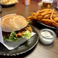 Vegan Pulled BBQ Burger mit Süßkartoffel-Pommes und veganer Mayonnaise  at Happm Pappm in Lana