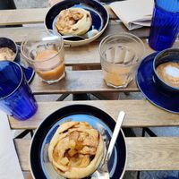 Apple and cinnamon rolls at Hododa in Marseille