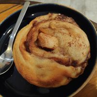 Dessert : roulé aux pommes et à la cannelle at Hododa in Marseille