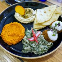 Assiette de mezze at Hododa in Marseille