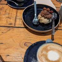 Flatwhite und Schoko-Mandel-Cookie at Hododa in Marseille