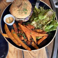 Burger et frites de patate douce  at Hododa in Marseille