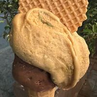 Cioccolato e caramello variegato al pistacchio   at Gelateria Franca in Spoltore