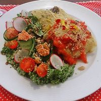 Panqueca de grão-de-bico com recheio de cogumelos paris, espinafre, vagem e molho bechamel defumado servida ao molho de tomates com manjericão; salada de kale, pasta de feijão. at La Rouge in Porto Alegre