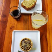 Quiche de shimeji e bolo de laranja at Matuta Queijaria Vegana in Sao Paulo