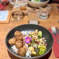 Bohnenbällchen mit Bratensosse auf Reis (statt Selleriepüree), dazu Apfellauchgemüse und Haselnüsse at Kulturküche in Langenthal