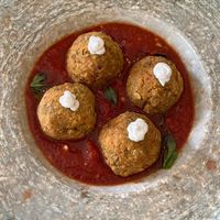 Meatballs made of lenses with tomato-garlic sauce at Vegan Bistró in Mallorca