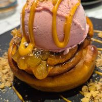 Cinnamon roll with ice cream at Vegan Amore 蔬慕 in Taipei