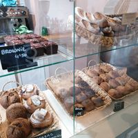 Vitrinas con diferentes tipos de pan at La Consciente in Barcelona