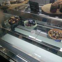 Vitrina con algunas cosas dulces at La Consciente in Barcelona