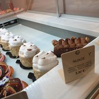 Vegan pastry clearly labeled at Jonathan Le Pâtissier in Nice